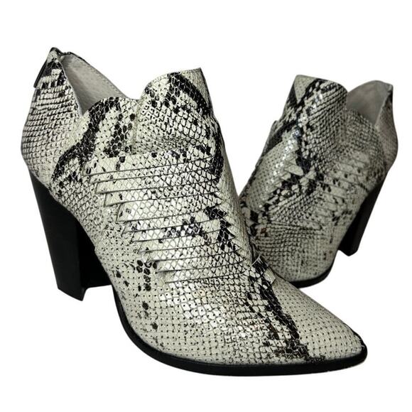 Vince Camuto Sz 9.5 Heel Bootie Snakeskin Western White Black Cowboy Carter - Picture 1 of 12